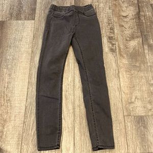 H&M’s light washed black pull on skinny denim jegging. Never worn. Size 10